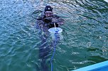 Taucher im Schwimmbad im Einsatz (Foto: Karl-Heinz Herrmann)