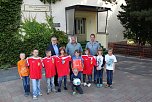 Neue Trikots f&uuml;r Schulen (Foto: J. Piper/privat)
