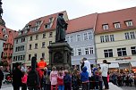 Da steht er nun in ganzer Pracht - Martin Luther. Im Jahr 1883 erstmals aufgestellt, verlie&szlig; der Reformator den Platz vor dem Eisleber Rathaus seitdem stets nur, um gereinigt und frisch gewachst zu werden - das vorige Mal vor 25 Jahren. (Foto: Jochen Miche)