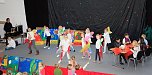 T&auml;nzerisch und spielerisch f&uuml;hrten die Sch&uuml;ler der Bertolt-Brecht-Grundschule durch das Jahr. (Foto: Autohaus Peter)