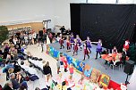 T&auml;nzerisch und spielerisch f&uuml;hrten die Sch&uuml;ler der Bertolt-Brecht-Grundschule durch das Jahr. (Foto: Autohaus Peter)