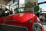 Die beiden Peters am Skoda-Oldtimer (Foto: nnz)