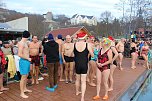Besuchermagnet Eisbaden (Foto: Karl-Heinz Herrmann)