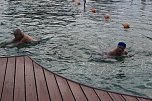 Besuchermagnet Eisbaden (Foto: Karl-Heinz Herrmann)