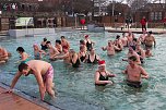 Besuchermagnet Eisbaden (Foto: Karl-Heinz Herrmann)