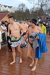 Besuchermagnet Eisbaden (Foto: Karl-Heinz Herrmann)