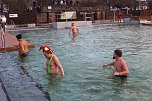 Besuchermagnet Eisbaden (Foto: Karl-Heinz Herrmann)