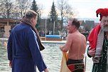 Besuchermagnet Eisbaden (Foto: Karl-Heinz Herrmann)