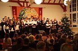 Lena von Billerbeck inspiriert die G&auml;ste zum Mitsingen und stimmt auf das Konzert ein (Foto: H. Roeder)