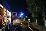 Carport und Renault gingen in Flammen auf (Foto: Feuerwehr Bleicherode)