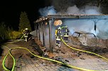 Carport und Renault gingen in Flammen auf (Foto: Feuerwehr Bleicherode)