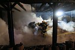 Carport und Renault gingen in Flammen auf (Foto: Feuerwehr Bleicherode)