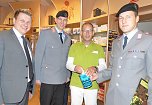Soldaten sammeln f&uuml;r die Kriegsgr&auml;berf&uuml;rsorge (Foto: Peter M&ouml;bius)