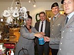 Soldaten sammeln f&uuml;r die Kriegsgr&auml;berf&uuml;rsorge (Foto: Peter M&ouml;bius)