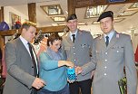 Soldaten sammeln f&uuml;r die Kriegsgr&auml;berf&uuml;rsorge (Foto: Peter M&ouml;bius)
