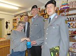 Soldaten sammeln f&uuml;r die Kriegsgr&auml;berf&uuml;rsorge (Foto: Peter M&ouml;bius)