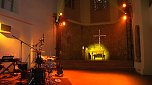 Junge Christen &uuml;bernehmen in der Altendorfer Kirche (Foto: Angelo Glashagel)