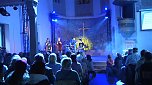 Junge Christen &uuml;bernehmen in der Altendorfer Kirche (Foto: Angelo Glashagel)