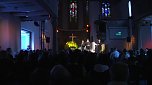 Junge Christen &uuml;bernehmen in der Altendorfer Kirche (Foto: Angelo Glashagel)