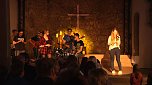 Junge Christen &uuml;bernehmen in der Altendorfer Kirche (Foto: Angelo Glashagel)