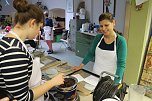 Backen, Basteln, B&auml;ume schm&uuml;cken - an der Jugendkunstschule und im Weltladen konnte man das heute selbst machen (Foto: Angelo Glashagel)