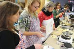 Backen, Basteln, B&auml;ume schm&uuml;cken - an der Jugendkunstschule und im Weltladen konnte man das heute selbst machen (Foto: Angelo Glashagel)