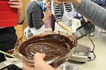 Backen, Basteln, B&auml;ume schm&uuml;cken - an der Jugendkunstschule und im Weltladen konnte man das heute selbst machen (Foto: Angelo Glashagel)
