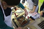 Backen, Basteln, B&auml;ume schm&uuml;cken - an der Jugendkunstschule und im Weltladen konnte man das heute selbst machen (Foto: Angelo Glashagel)