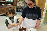 Backen, Basteln, B&auml;ume schm&uuml;cken - an der Jugendkunstschule und im Weltladen konnte man das heute selbst machen (Foto: Angelo Glashagel)