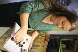 Backen, Basteln, B&auml;ume schm&uuml;cken - an der Jugendkunstschule und im Weltladen konnte man das heute selbst machen (Foto: Angelo Glashagel)