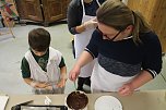 Backen, Basteln, B&auml;ume schm&uuml;cken - an der Jugendkunstschule und im Weltladen konnte man das heute selbst machen (Foto: Angelo Glashagel)