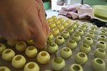 Backen, Basteln, B&auml;ume schm&uuml;cken - an der Jugendkunstschule und im Weltladen konnte man das heute selbst machen (Foto: Angelo Glashagel)