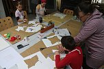 Backen, Basteln, B&auml;ume schm&uuml;cken - an der Jugendkunstschule und im Weltladen konnte man das heute selbst machen (Foto: Angelo Glashagel)