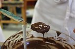 Backen, Basteln, B&auml;ume schm&uuml;cken - an der Jugendkunstschule und im Weltladen konnte man das heute selbst machen (Foto: Angelo Glashagel)