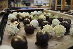 Backen, Basteln, B&auml;ume schm&uuml;cken - an der Jugendkunstschule und im Weltladen konnte man das heute selbst machen (Foto: Angelo Glashagel)