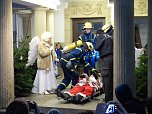 Aufregung am Theater-Adventskalender bei T&uuml;rchen No. 8 (Foto: Matthias Schwarz)
