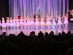 Die Eleven des Tanzstudio Radeva brachten die Geschichte von Clara und ihrem Nussknacker auf die Bühne (Foto: Dimitar Radev) Die Eleven des Tanzstudio Radeva brachten die Geschichte von Clara und ihrem Nussknacker auf die Bühne (Foto: Dimitar Radev)