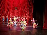 Die Eleven des Tanzstudio Radeva brachten die Geschichte von Clara und ihrem Nussknacker auf die Bühne (Foto: Dimitar Radev) Die Eleven des Tanzstudio Radeva brachten die Geschichte von Clara und ihrem Nussknacker auf die Bühne (Foto: Dimitar Radev)