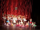 Die Eleven des Tanzstudio Radeva brachten die Geschichte von Clara und ihrem Nussknacker auf die Bühne (Foto: Dimitar Radev) Die Eleven des Tanzstudio Radeva brachten die Geschichte von Clara und ihrem Nussknacker auf die Bühne (Foto: Dimitar Radev)