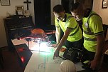 Drohnenpilot Sven Kaleta und Kollege Marco F&uuml;rstner bereiten ihre Technik vor (Foto: Angelo Glashagel)