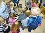 &Uuml;bergabe Sachspende (Foto: Ilka K&uuml;hn)