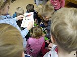 &Uuml;bergabe Sachspende (Foto: Ilka K&uuml;hn)