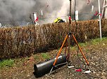 Carport und mehrere Fahrzeuge gehen in Flammen auf (Foto: Silvio Dietzel)