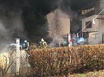 Carport und mehrere Fahrzeuge gehen in Flammen auf (Foto: Silvio Dietzel)