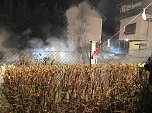 Carport und mehrere Fahrzeuge gehen in Flammen auf (Foto: Silvio Dietzel)
