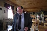 Hoch zu Ross &uuml;ber viele Hindernisse durch die Halle (Foto: Kurt Frank)