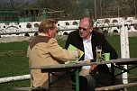Hoch zu Ross &uuml;ber viele Hindernisse durch die Halle (Foto: Kurt Frank)