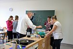 Den K&ouml;chinnen &uuml;ber die Schulter geschaut (Foto: Karl-Heinz Herrmann)