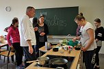 Den K&ouml;chinnen &uuml;ber die Schulter geschaut (Foto: Karl-Heinz Herrmann)
