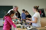 Den K&ouml;chinnen &uuml;ber die Schulter geschaut (Foto: Karl-Heinz Herrmann)